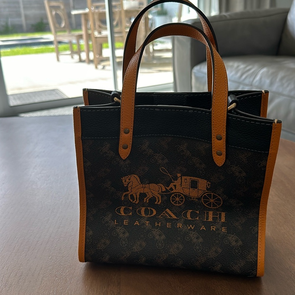 Field Tote 22 With Horse And Carriage Print Used Once